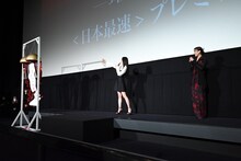 超能力でくす玉を割るシン・シア（中央）。