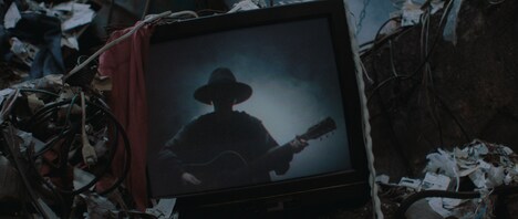 「スワイプ」ミュージックビデオより。