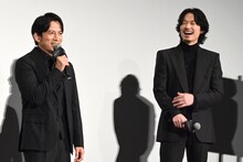 「最後まで行く」完成披露上映会にて、左から岡田准一、綾野剛。