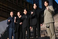 「最後まで行く」イベントにて、左から柄本明、広末涼子、岡田准一、綾野剛、磯村勇斗。