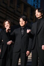 阿吽の呼吸で自発的にガッツポーズを決める岡田准一（中央）と綾野剛（右）。