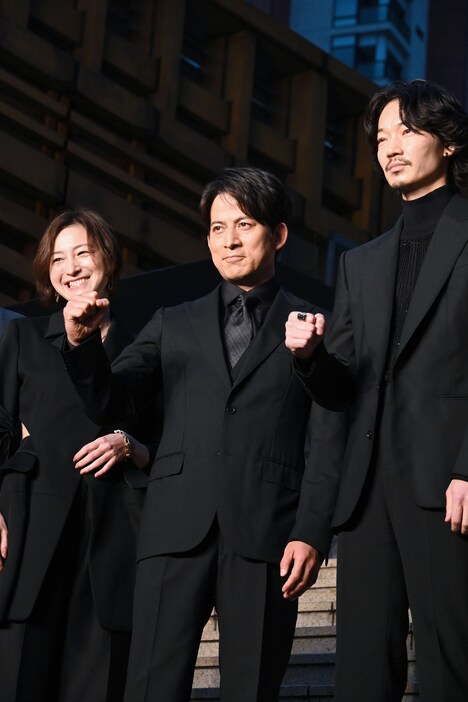 阿吽の呼吸で自発的にガッツポーズを決める岡田准一（中央）と綾野剛（右）。