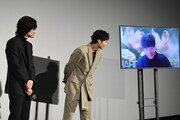 リモート参加の藤井道人（右）をのぞき込む綾野剛（左）と磯村勇斗（中央）。