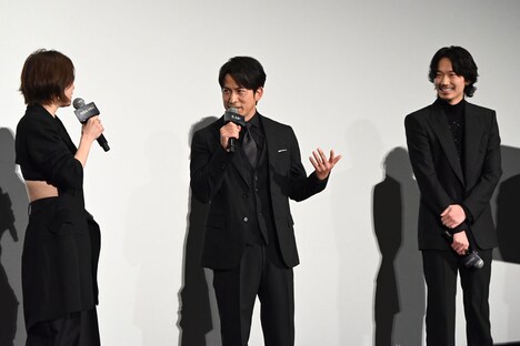 「“最後まで行けて”ました？」と尋ねる岡田准一（中央）。