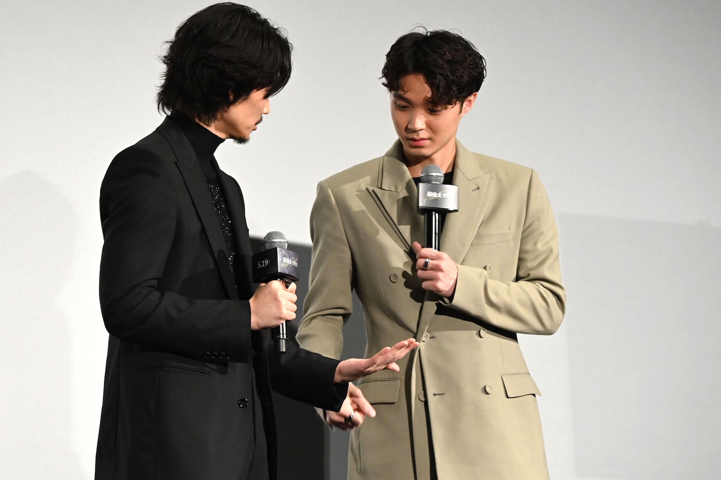 マイクを通さず打ち合わせを始める綾野剛（左）と磯村勇斗（右）。