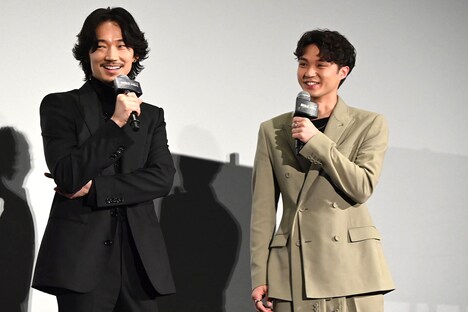 左から綾野剛、磯村勇斗。