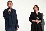 左から柄本明、広末涼子。