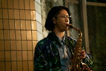 映画「白鍵と黒鍵の間に」より、松丸契演じるK助。