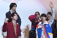 ガッツポーズをする樋口幸平（左）と、手を挙げる駒木根葵汰（右）。