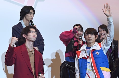 ガッツポーズをする樋口幸平(左)と、手を挙げる駒木根葵汰(右)。