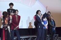 「ここで一句」を披露する別府由来（右）。