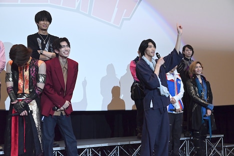 「ここで一句」を披露する別府由来(右)。