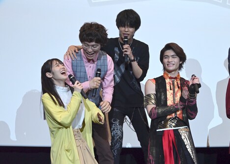 志田こはく、鈴木浩文、柊太朗、石川雷蔵が和気あいあいとする様子。