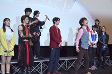 「みほちゃーん！」を披露する鈴木浩文（右）。