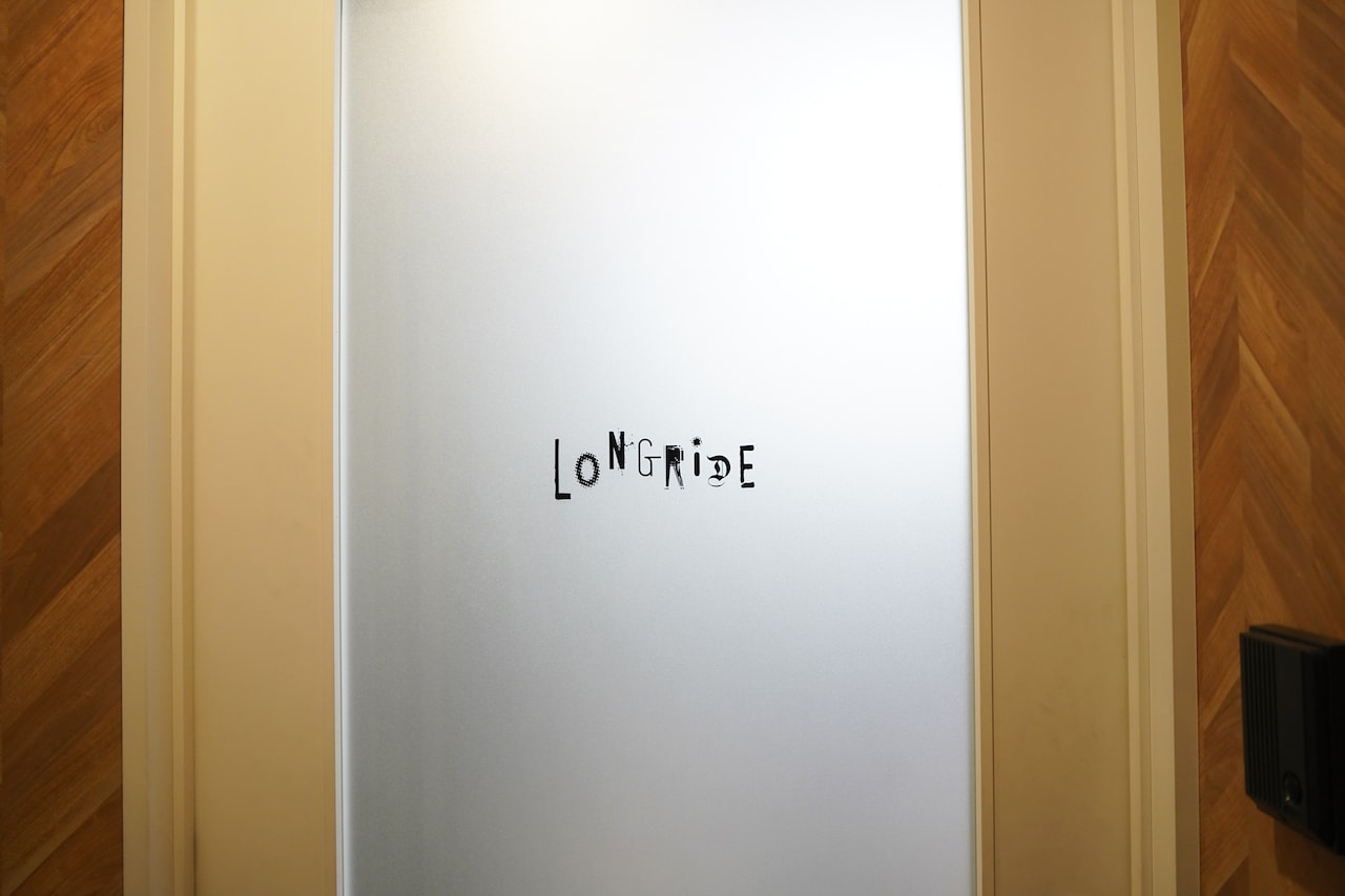 オフィスのドアに記された社名。