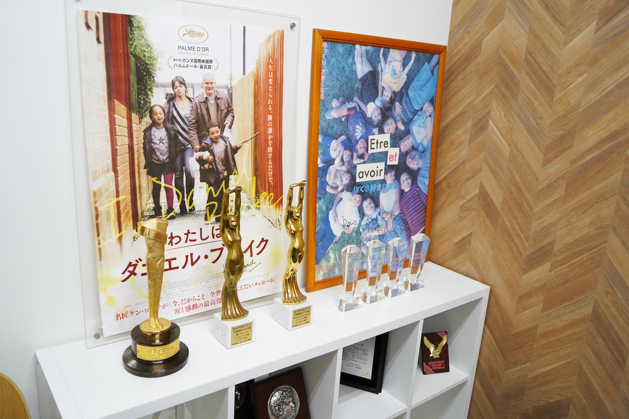 ロングライドの配給作品が獲得したトロフィーや盾。