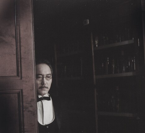 「太陽」より、佐野史郎演じる侍従長。