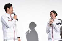 左から鈴木亮平、中条あやみ。