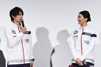 左から佐野勇斗、菜々緒。