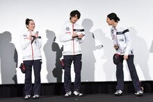 ジェシーのギャグをメモする佐野勇斗（中央）。