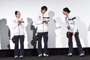 ジェシーのギャグをメモする佐野勇斗(中央)。