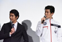 左から賀来賢人、鈴木亮平。