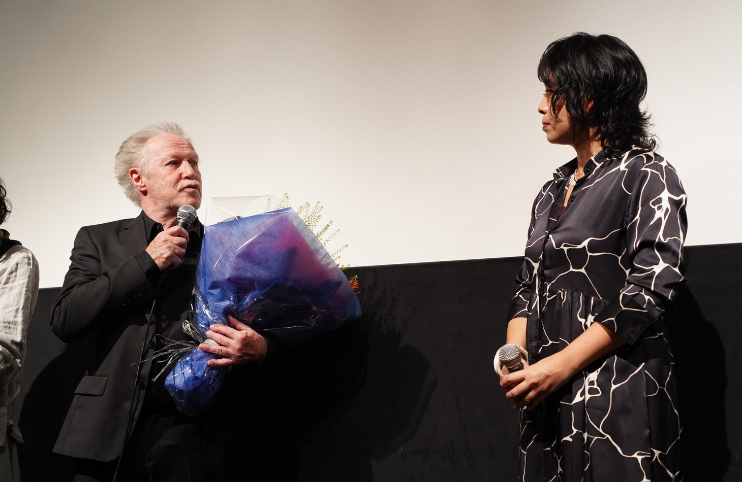 左からニコラ・フィリベール、内田也哉子。