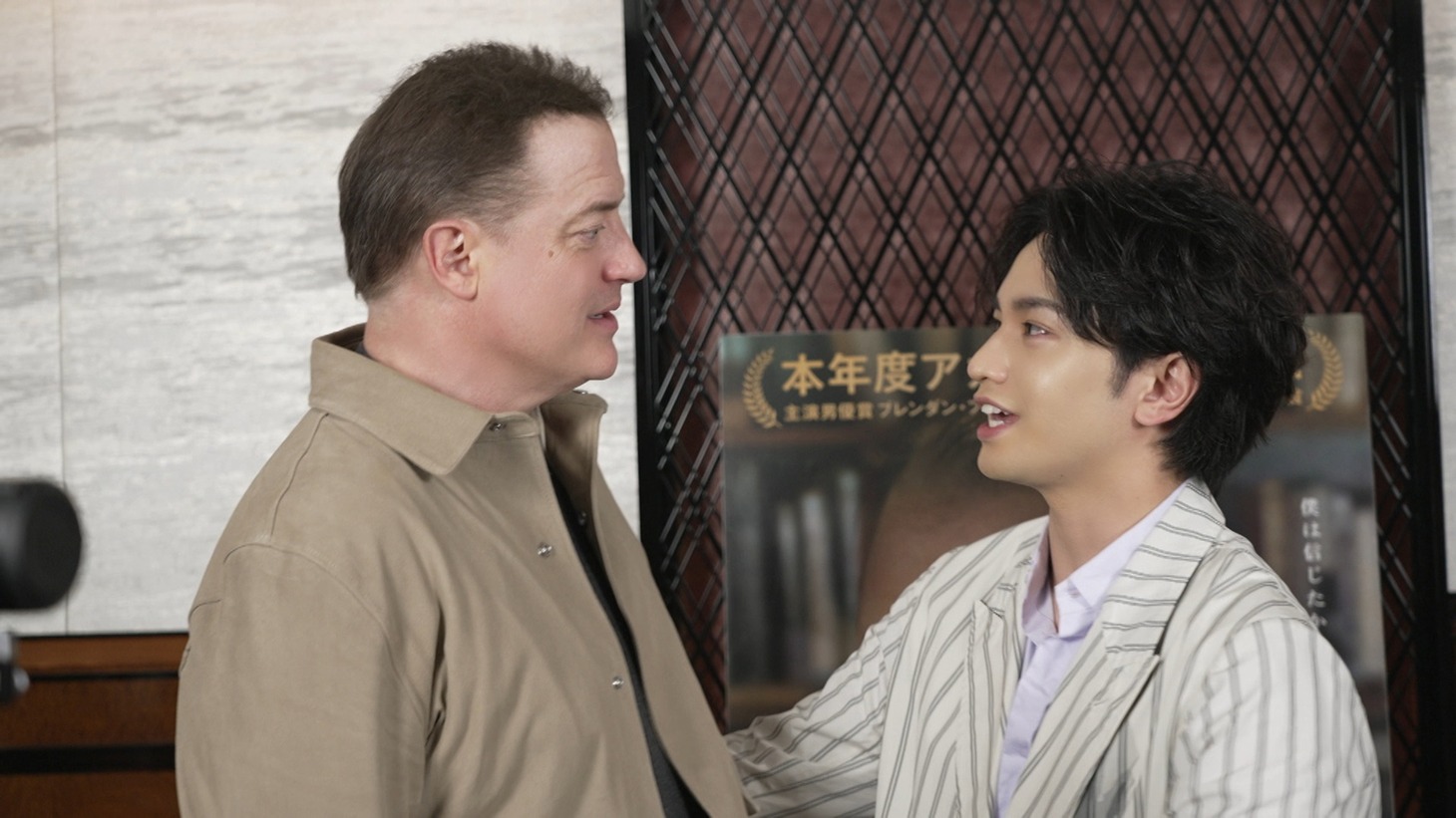 左からブレンダン・フレイザー、中島健人。