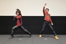 変身ポーズを披露する塩谷瞬（左）、西興一朗（右）。