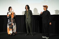 左から黒木華、寛一郎、眞木蔵人。