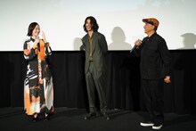 左から黒木華、寛一郎、眞木蔵人。