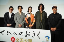 「せかいのおきく」公開記念舞台挨拶の様子。左から阪本順治、池松壮亮、黒木華、寛一郎、眞木蔵人。
