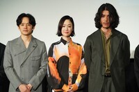 左から池松壮亮、黒木華、寛一郎。