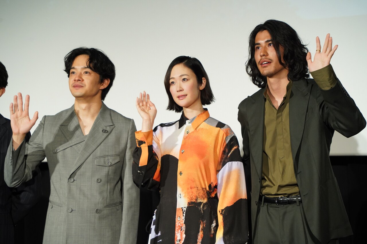 左から池松壮亮、黒木華、寛一郎。