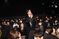 客席から壇上へ向かう北村匠海。