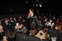 客席から壇上へ向かう北村匠海。