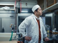 映画「リバー、流れないでよ」より、角田貴志演じるキャラクター。