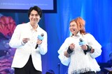 オーケストラの演奏に合わせて小躍りしていた海宝直人（左）と高乃麗（右）。