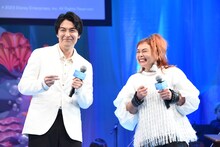 オーケストラの演奏に合わせて小躍りしていた海宝直人（左）と高乃麗（右）。
