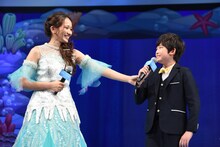 豊原江理佳（左）の歌声を絶賛する野地祐翔（右）。