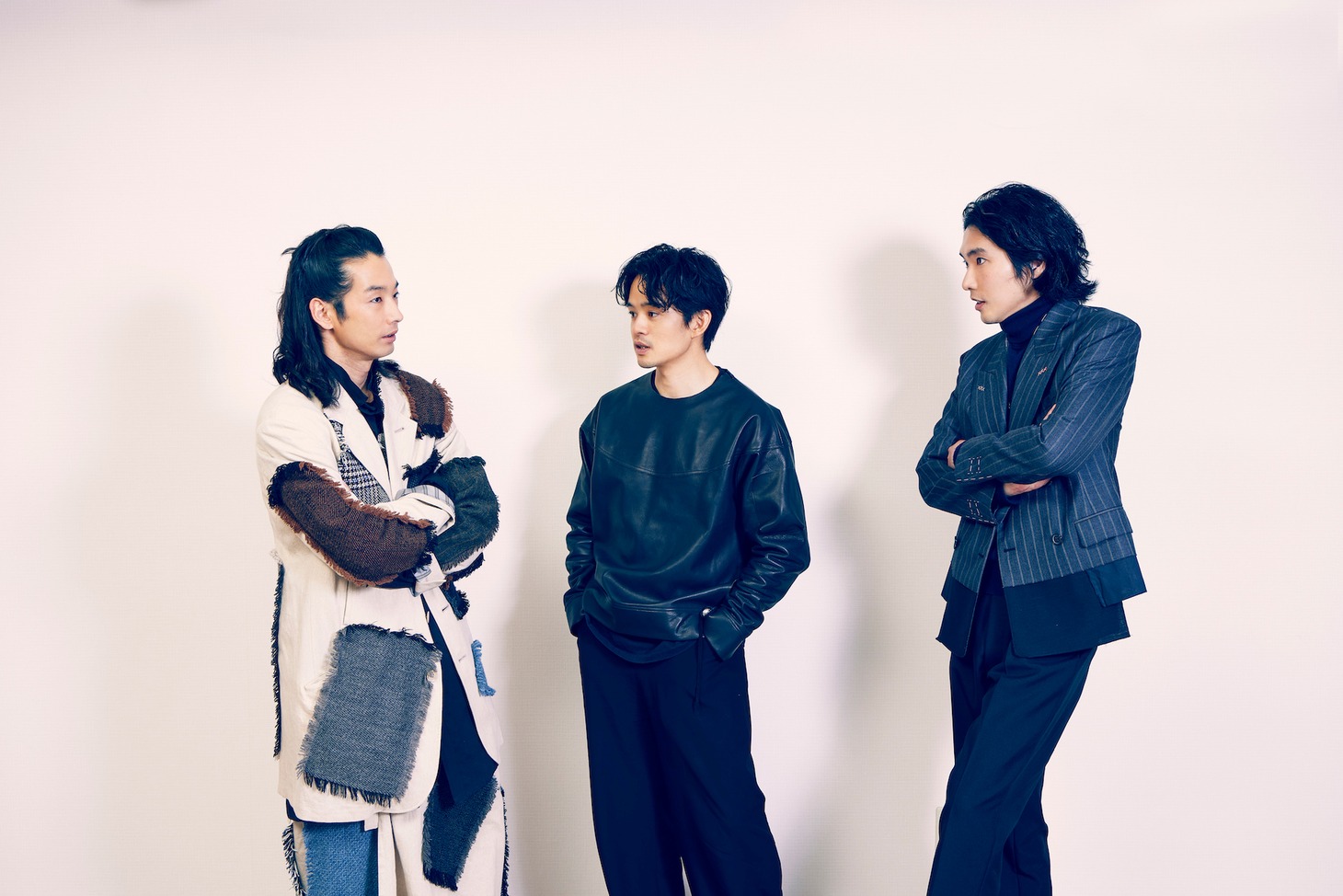 左から森山未來、池松壮亮、柄本佑。