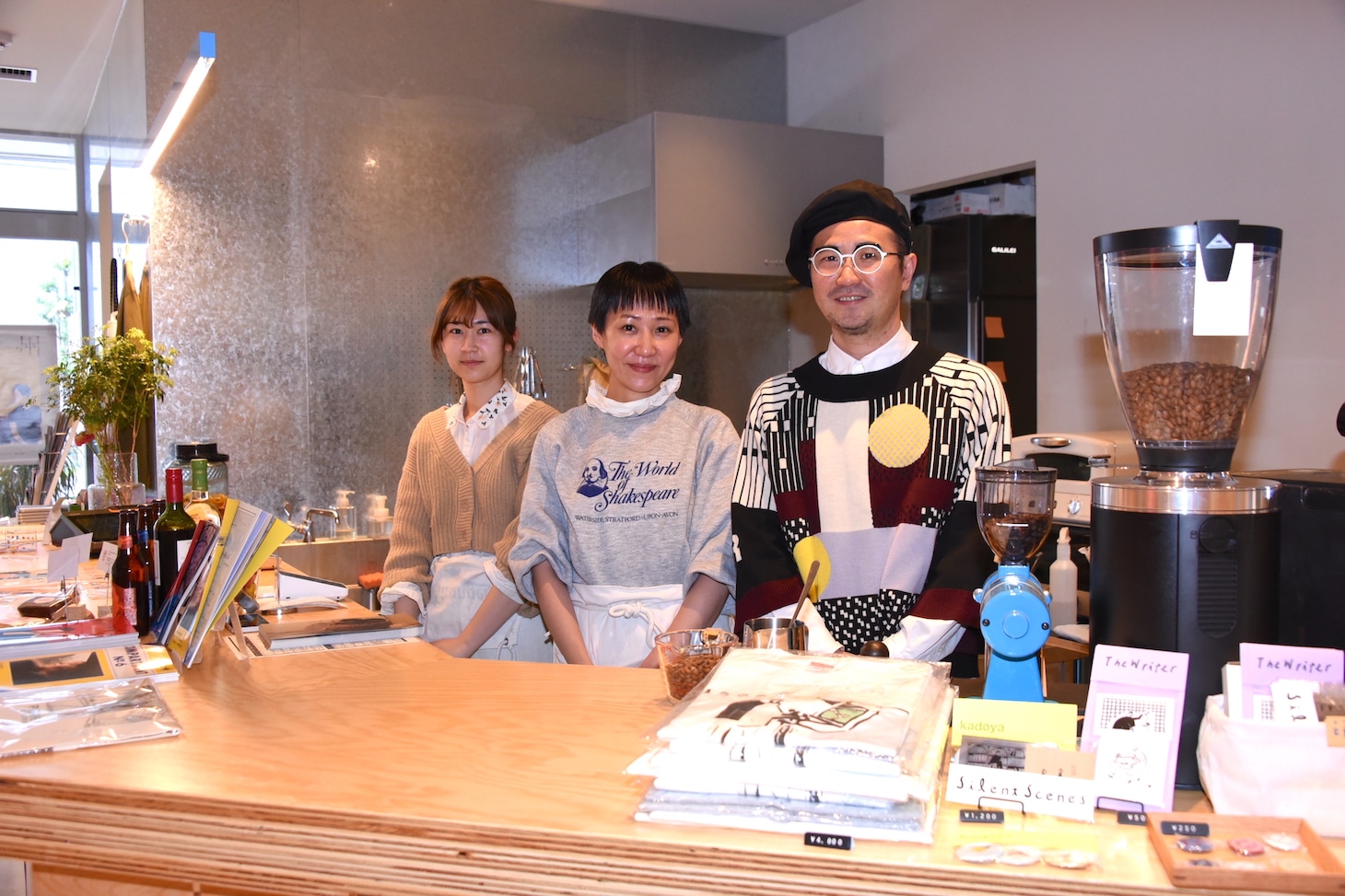 岡村忠征（右）とStrangerのスタッフ。
