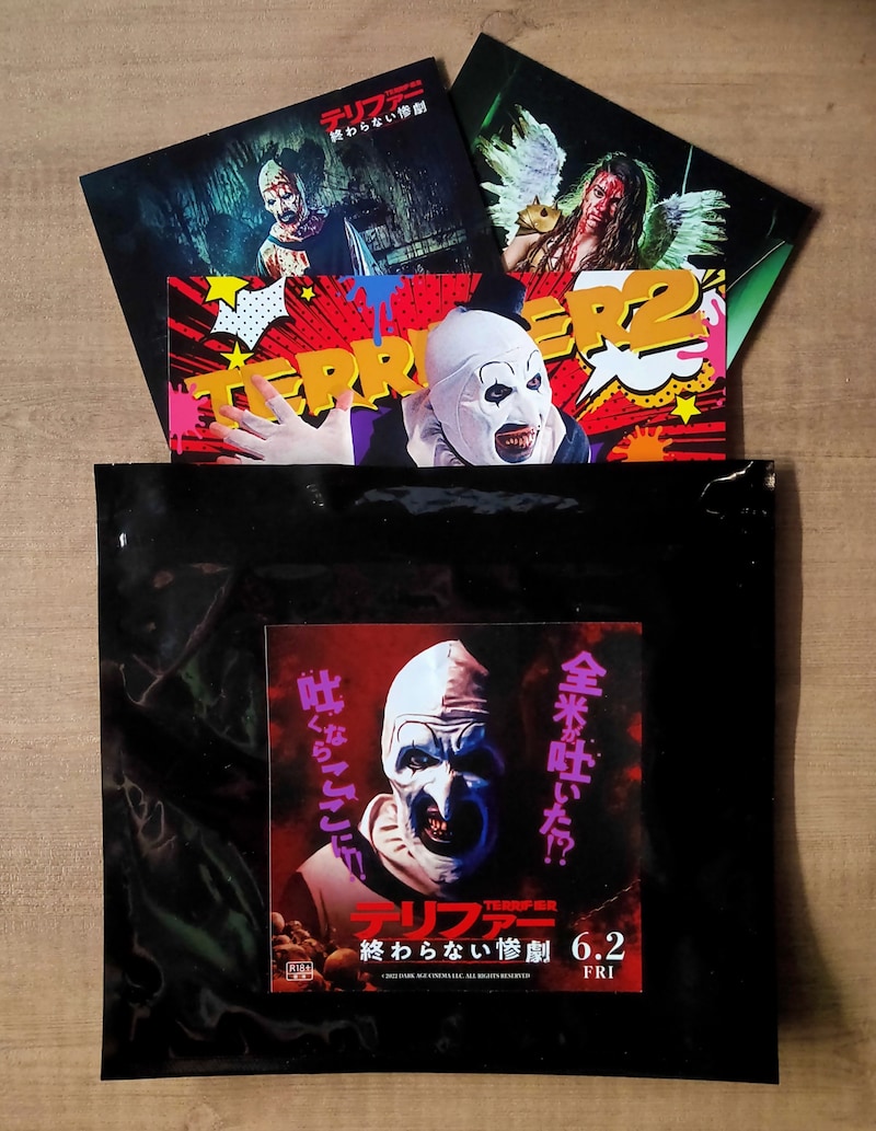「テリファー」の入場者特典となる、897（吐くな）枚限定生産の“激レア特製エチケット袋”とポストカード“惨（3）枚”セット。