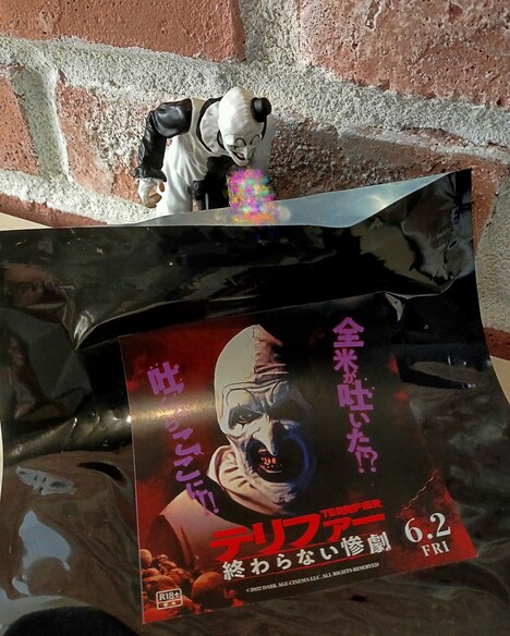 殺人ピエロのアート・ザ・クラウンによる、“激レア特製エチケット袋”の使用イメージ。