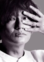 井浦新演じる一条彪牙のキャラクターカット。