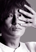 井浦新演じる一条彪牙のキャラクターカット。