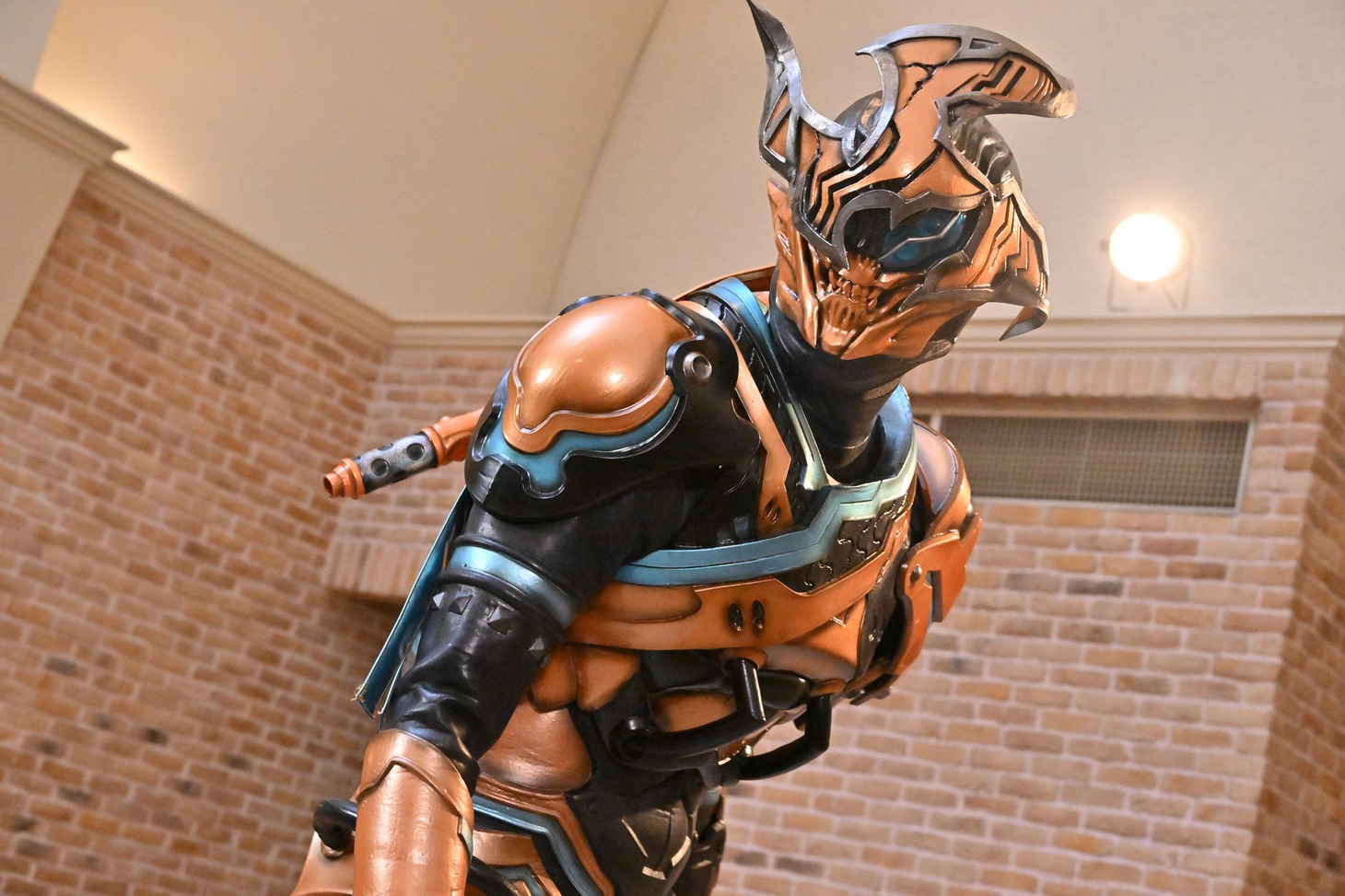 これまでとは風貌が異なる仮面ライダーハッタリ。