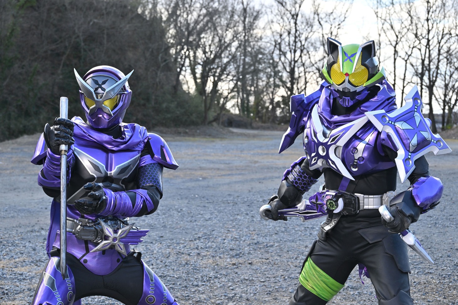 左から仮面ライダーシノビ、仮面ライダータイクーン シノビフォーム。