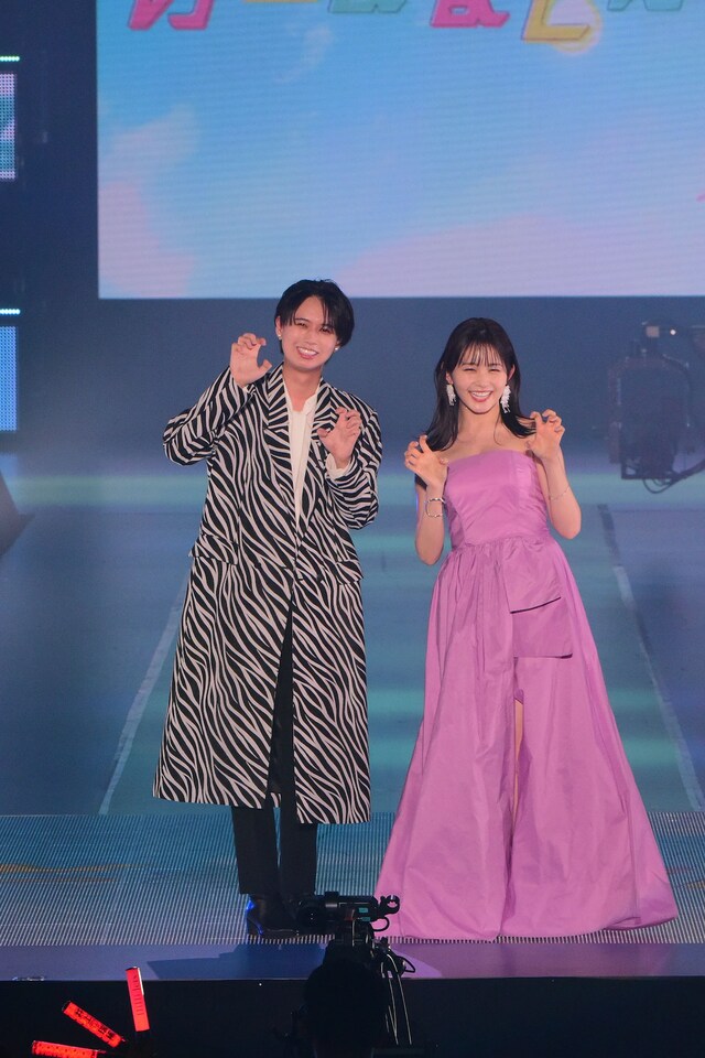 「Rakuten GirlsAward 2023 SPRING/SUMMER」に登場した井上瑞稀（左）と久間田琳加（右）。