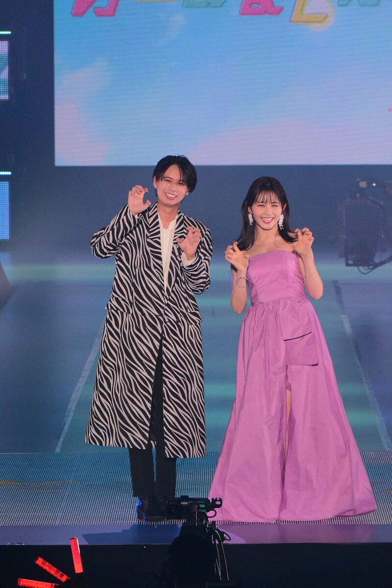 「Rakuten GirlsAward 2023 SPRING/SUMMER」に登場した井上瑞稀(左)と久間田琳加(右)。